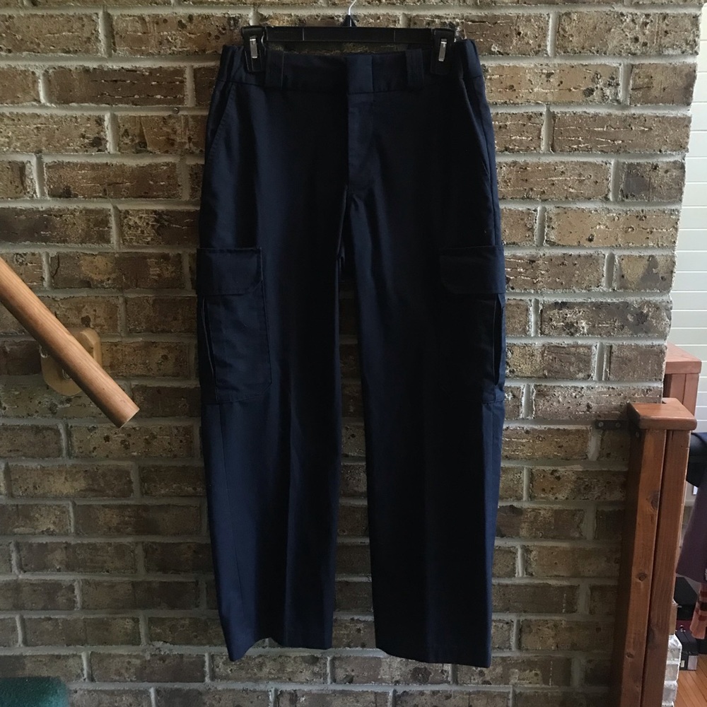 Vintage elbeco cargo pants
Size 4
Navy blue
Several pockets